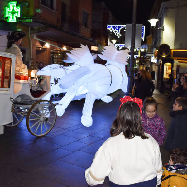 La Carroza Encantada: Un Desfile Luminoso de Fantasía Urbana