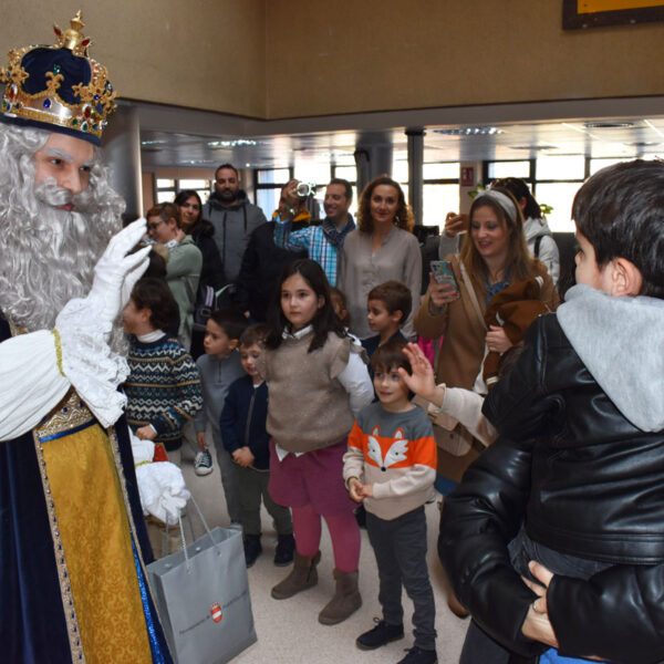 La Ilusión Desborda Puertollano: Pequeños Reciben con Alegría a los Magos de Oriente