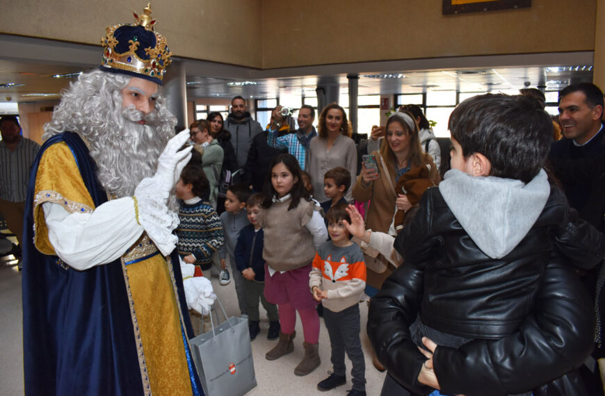 La Ilusión Desborda Puertollano: Pequeños Reciben con Alegría a los Magos de Oriente