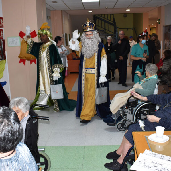 La Ilusión de los Reyes Magos Inunda las Residencias de Ancianos con Regalos y Alegría