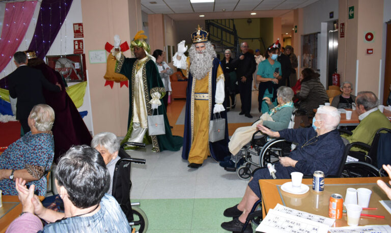 La Ilusión de los Reyes Magos Inunda las Residencias de Ancianos con Regalos y Alegría