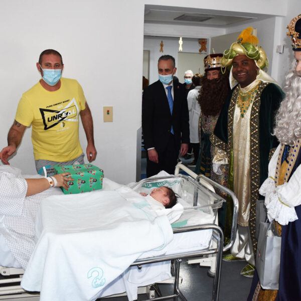 La Ilusión llega al Hospital Santa Bárbara: Reyes Magos Sorprenden con Regalos a Nadia, Paula y Álex