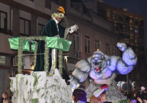 La cabalgata de Reyes Magos endulzará la tarde del viernes con una lluvia de 4.500 kilos de caramelos