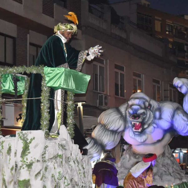 La cabalgata de Reyes Magos endulzará la tarde del viernes con una lluvia de 4.500 kilos de caramelos