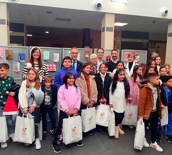 Medio Centenar de Escolares Reciben Premios por sus Creativas Felicitaciones Navideñas