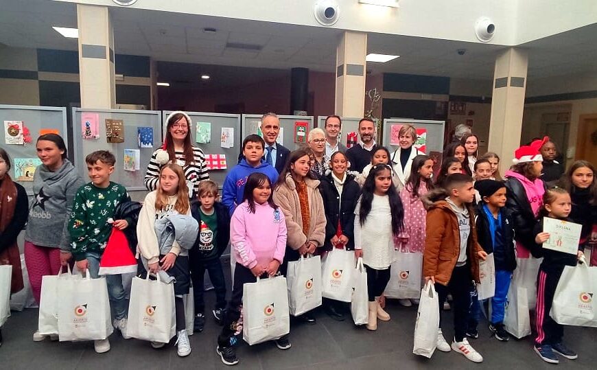 Medio Centenar de Escolares Reciben Premios por sus Creativas Felicitaciones Navideñas