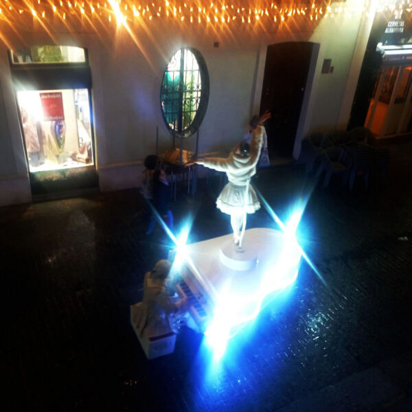 Piano Resplandeciente Transforma el Centro Comercial en un Encantador Carrusel de Melodías