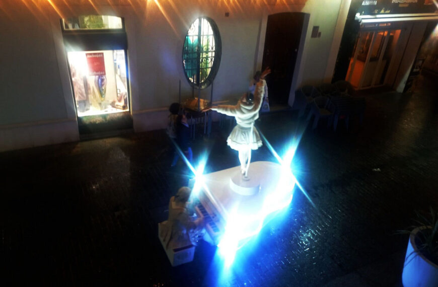 Piano Resplandeciente Transforma el Centro Comercial en un Encantador Carrusel de Melodías