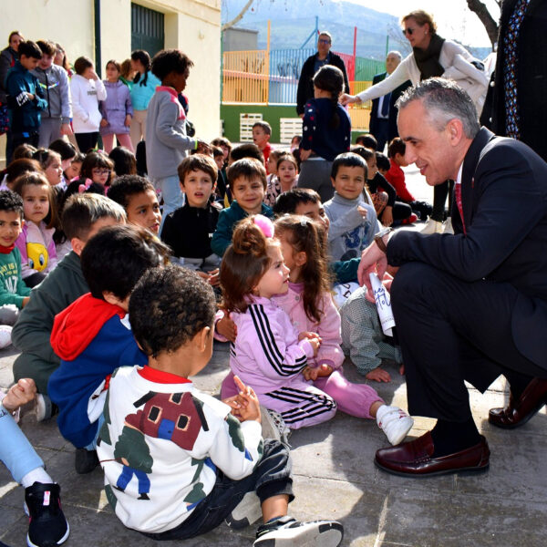 Colaboración solidaria del Colegio Ángel Andrade: Aportan 400 kilos de ayuda a familias necesitadas