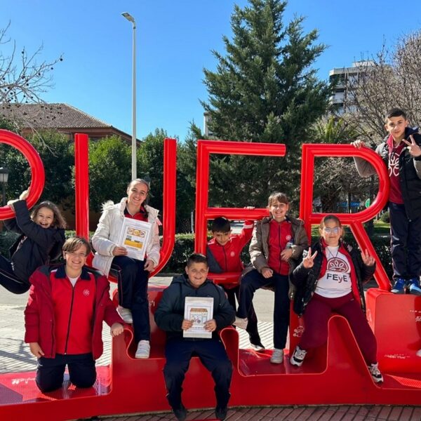 El alumnado de Educación Primaria del Colegio San José de Puertollano sale a la calle para implicar a la ciudad en el desarrollo de su Proyecto de Aprendizaje-Servicio “Comunica-TEA”