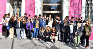 Delegación de Estudiantes Británicos Explora el Ayuntamiento en Programa de Intercambio con el Colegio Salesianos
