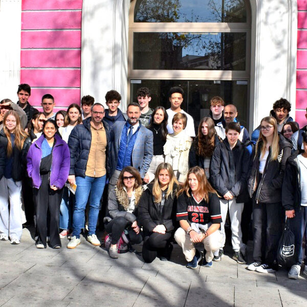 Delegación de Estudiantes Británicos Explora el Ayuntamiento en Programa de Intercambio con el Colegio Salesianos