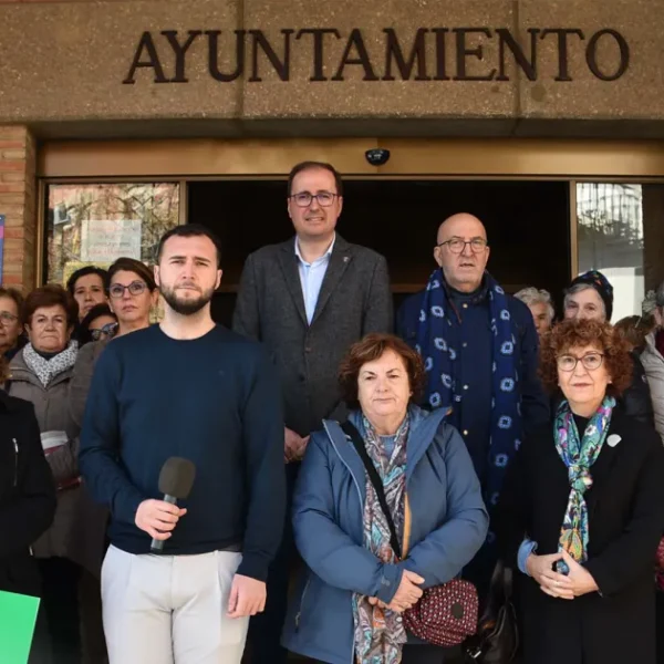 Miguelturra conmemora el Día Mundial contra el Cáncer con un acto institucional y colocación de una pancarta en el balcón del Consistorio: Unidos en la lucha contra el cáncer
