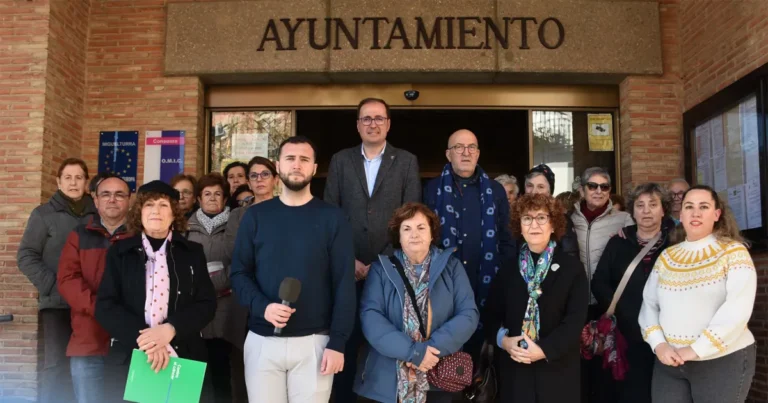 Miguelturra conmemora el Día Mundial contra el Cáncer con un acto institucional y colocación de una pancarta en el balcón del Consistorio: Unidos en la lucha contra el cáncer