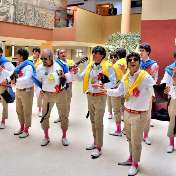 El esplendor poético de ‘Vaya Trola’ ilumina el Ayuntamiento de Puertollano con sus coplas