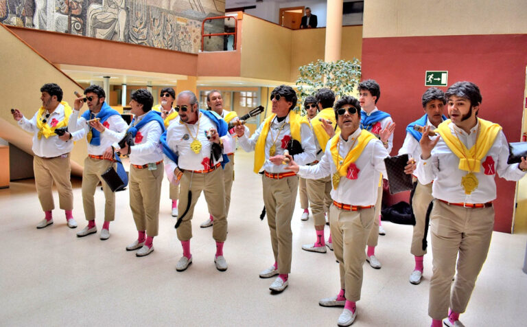 El esplendor poético de ‘Vaya Trola’ ilumina el Ayuntamiento de Puertollano con sus coplas