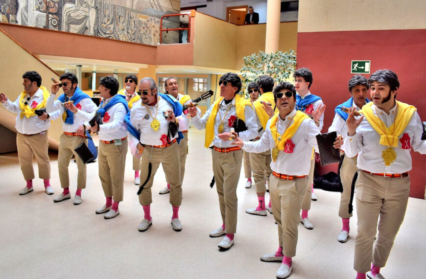 El esplendor poético de ‘Vaya Trola’ ilumina el Ayuntamiento de Puertollano con sus coplas