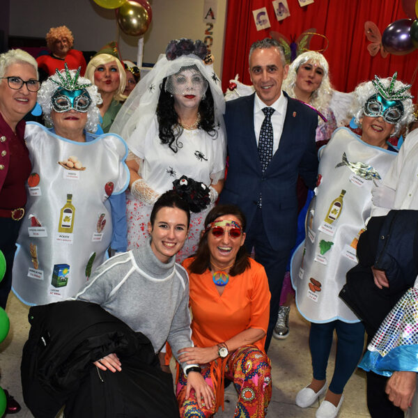 La Fiesta Anual de Disfraces Inunda los Barrios con el Espíritu del Carnaval