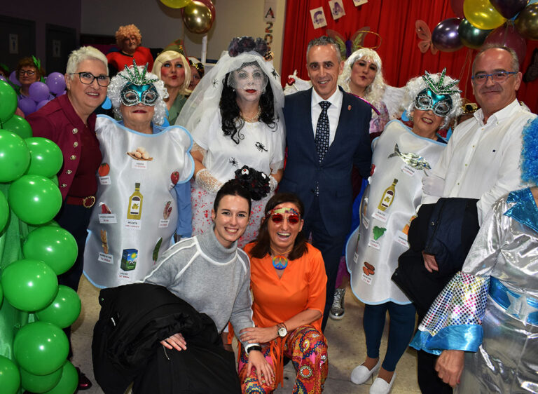La Fiesta Anual de Disfraces Inunda los Barrios con el Espíritu del Carnaval