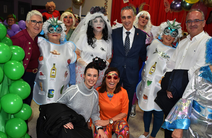La Fiesta Anual de Disfraces Inunda los Barrios con el Espíritu del Carnaval
