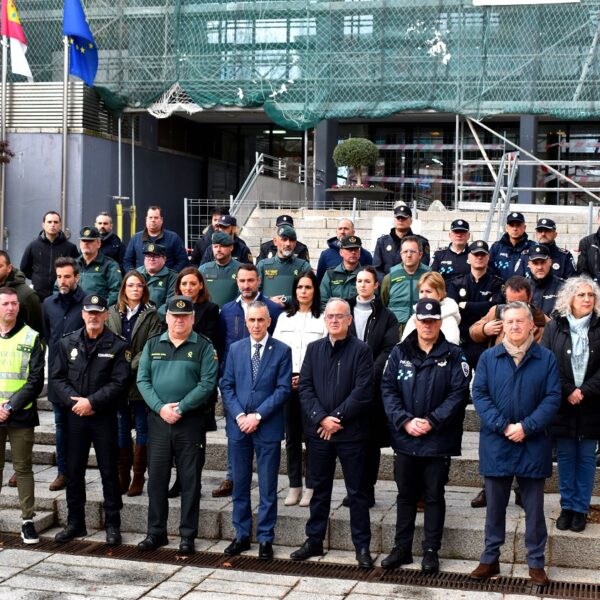 Minuto de Silencio por la Corporación en Honor a Dos Guardias Civiles Fallecidos Refleja Solidaridad con las Fuerzas de Seguridad