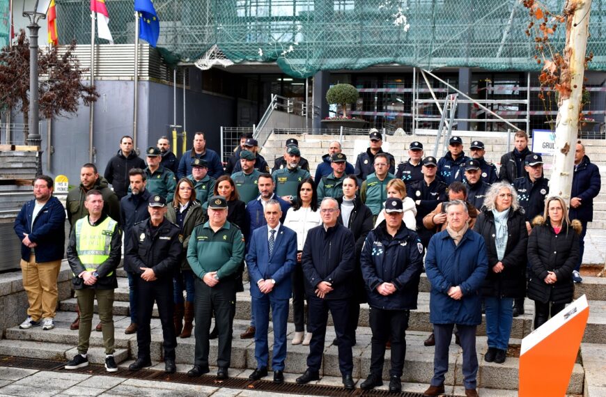 Minuto de Silencio por la Corporación en Honor a Dos Guardias Civiles Fallecidos Refleja Solidaridad con las Fuerzas de Seguridad