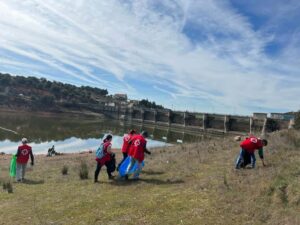 Cruz Roja en Ciudad Real se une a la lucha contra la basuraleza en ríos y embalses