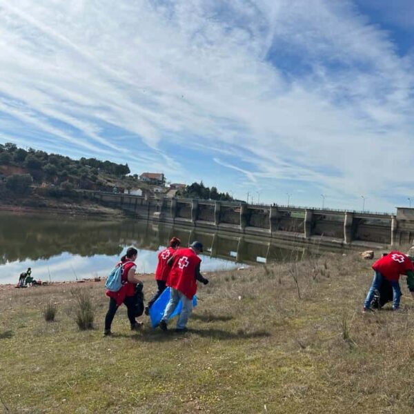 Cruz Roja en Ciudad Real se une a la lucha contra la basuraleza en ríos y embalses