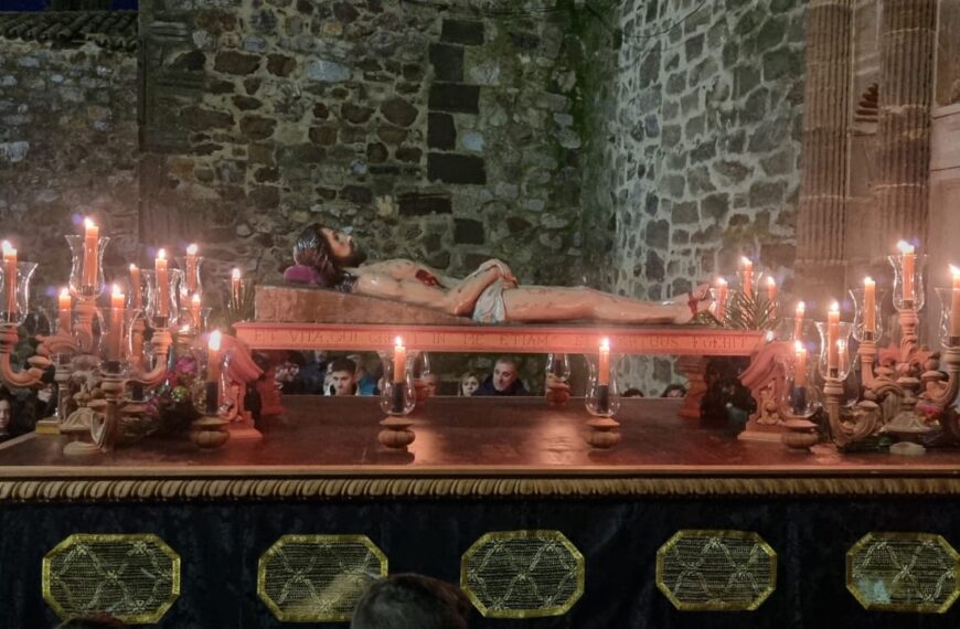 El Cielo Despejado Favorece la Procesión del Santo Entierro