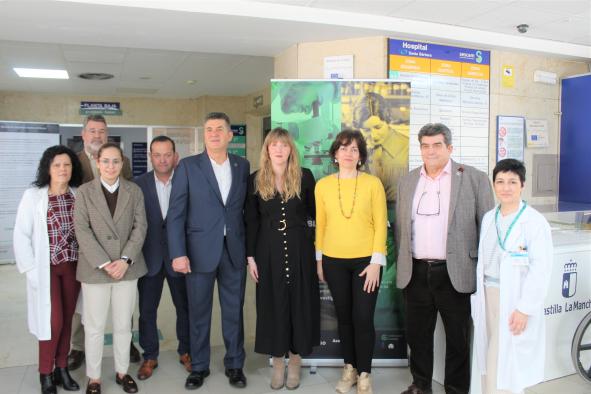 El hospital de Puertollano acoge la exposición de la AECC en su 50 aniversario de apoyo a la investigación oncológica