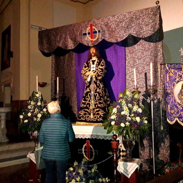 Expectación entre los fieles por el esperado desfile del Jesús de Medinaceli en Miércoles Santo