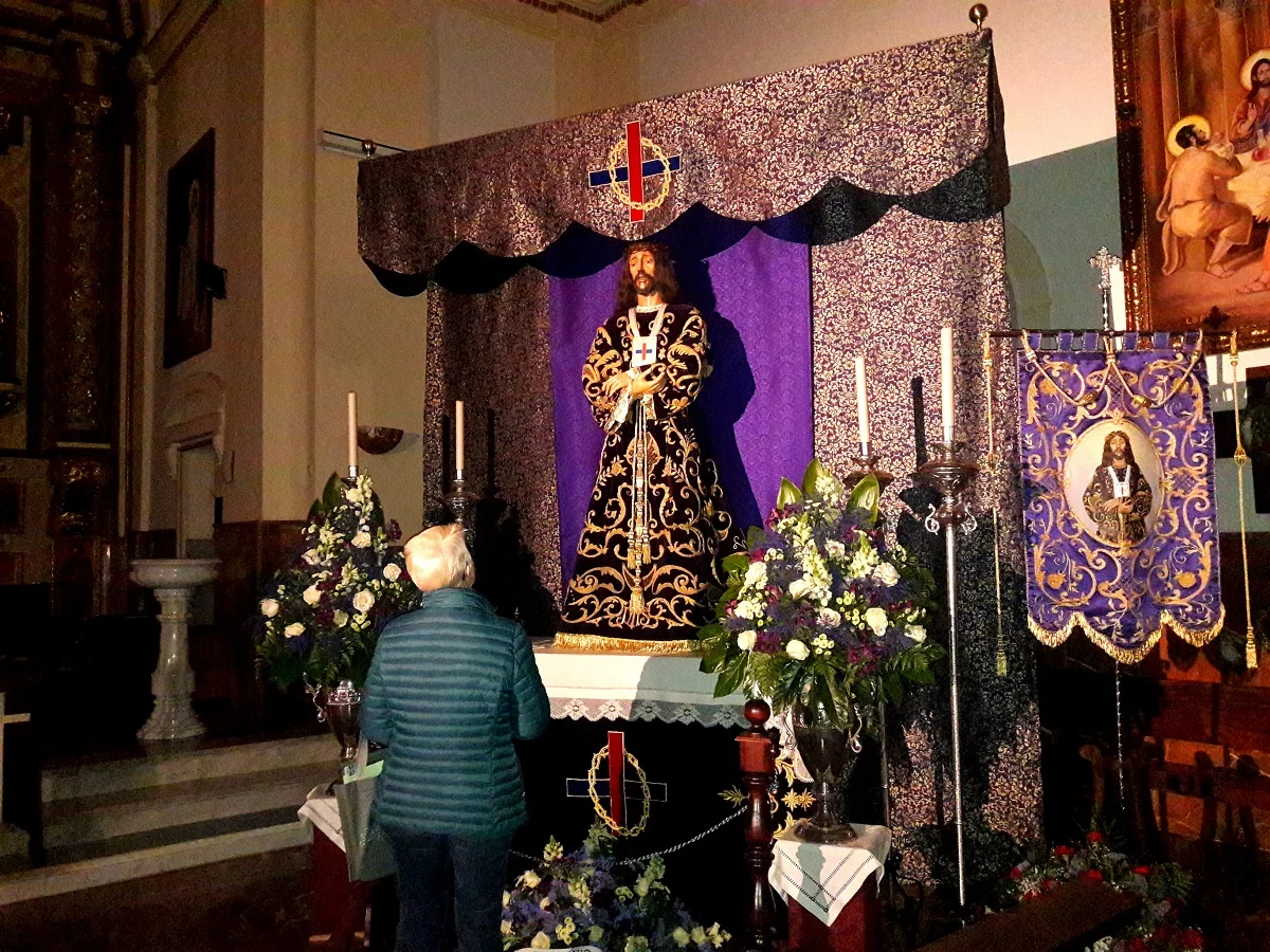 Expectación entre los fieles por el esperado desfile del Jesús de Medinaceli en Miércoles Santo