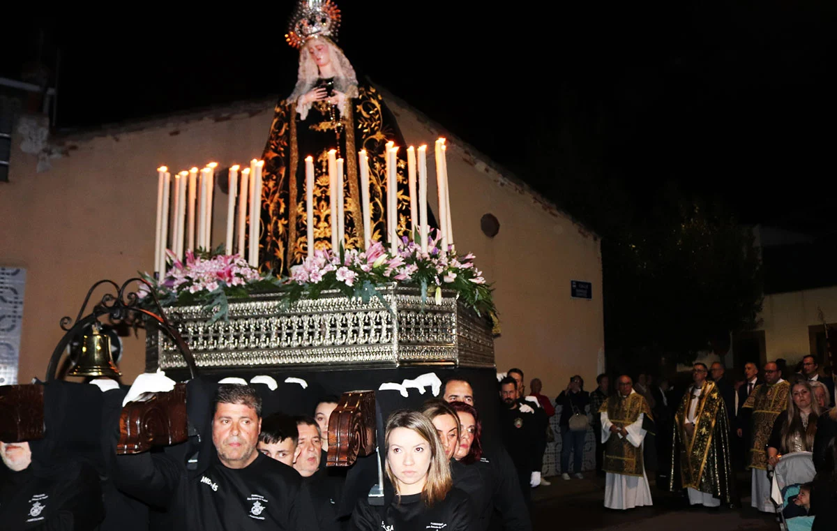 La Procesión de Nuestra Señora del Mayor Dolor Inaugura la Semana Santa en la Emotiva Noche del Viernes de Dolores