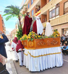 La Procesión del Borriquillo se Adorna con Vallas que Lucirán el Escudo de la Junta de Cofradías