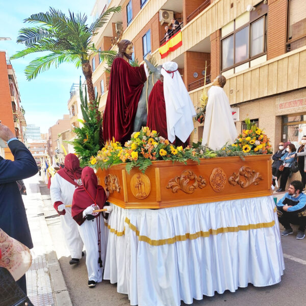 La Procesión del Borriquillo se Adorna con Vallas que Lucirán el Escudo de la Junta de Cofradías