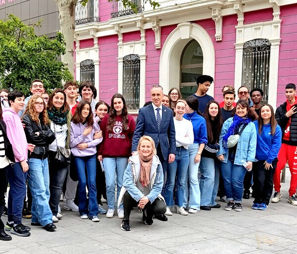 Encuentro Intercultural: El Dr. Miguel Ángel Ruiz Preside la Bienvenida a los Estudiantes Parisinos en el IES Fray Andrés