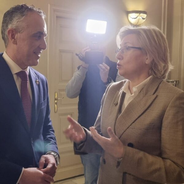 La geógrafa Carmen Cañizares es reconocida como consejera numeraria del Instituto de Estudios Manchegos tras la felicitación oficial del alcalde