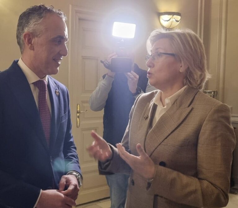 La geógrafa Carmen Cañizares es reconocida como consejera numeraria del Instituto de Estudios Manchegos tras la felicitación oficial del alcalde