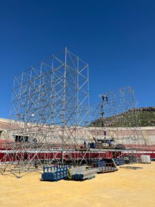 Se Inicia el Montaje del Gran Escenario para el Esperado Concierto de Ana Mena