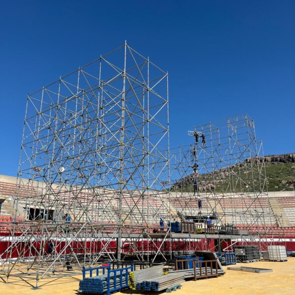 Se Inicia el Montaje del Gran Escenario para el Esperado Concierto de Ana Mena