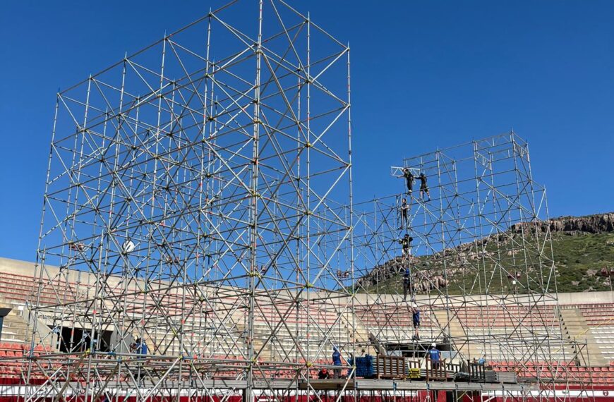 Se Inicia el Montaje del Gran Escenario para el Esperado Concierto de Ana Mena