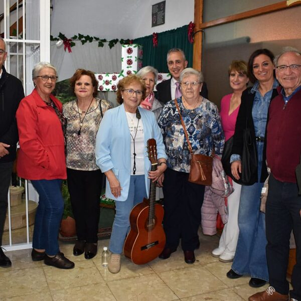 Celebración Primaveral: La Comunidad de Santa Ana Engalana su Tradicional Cruz de Mayo con Cantos y Alegría