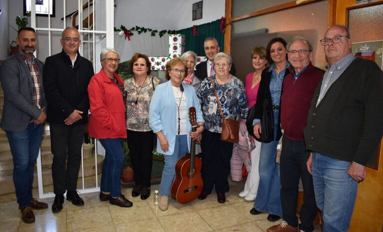 Celebración Primaveral: La Comunidad de Santa Ana Engalana su Tradicional Cruz de Mayo con Cantos y Alegría