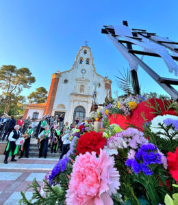 “El Capirote” lleva su fervor y tradición por las calles del Poblado en el emotivo desfile de la Cruz de Mayo