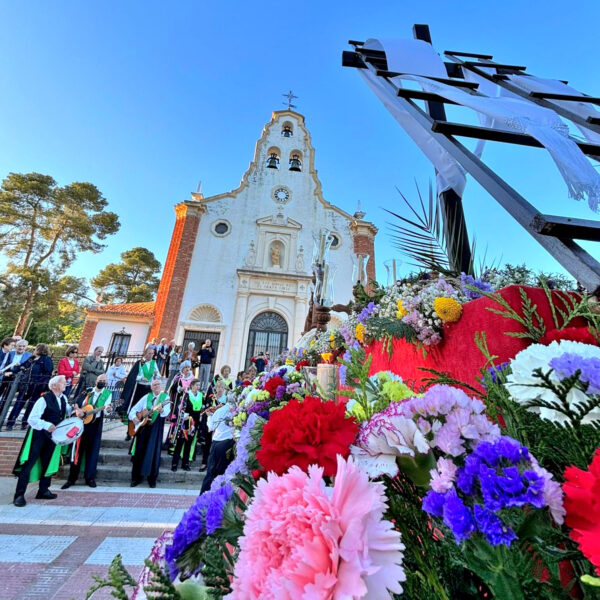 “El Capirote” lleva su fervor y tradición por las calles del Poblado en el emotivo desfile de la Cruz de Mayo