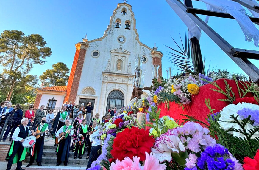 “El Capirote” lleva su fervor y tradición por las calles del Poblado en el emotivo desfile de la Cruz de Mayo