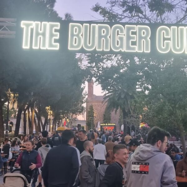 Festival Burger Cup Atrae Multitudes de Diversas Generaciones