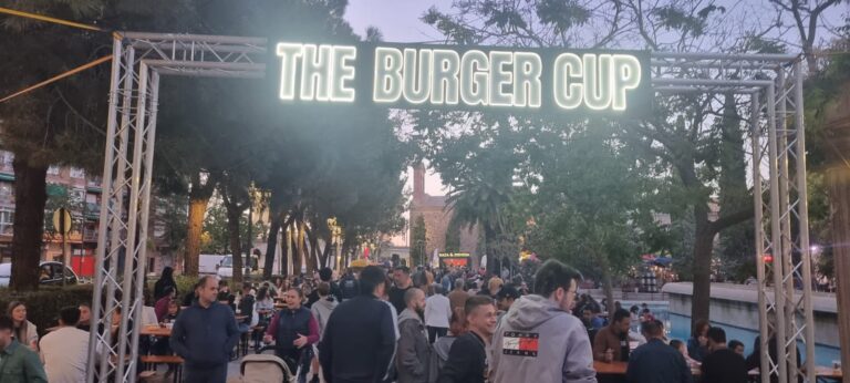 Festival Burger Cup Atrae Multitudes de Diversas Generaciones