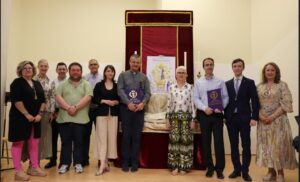 La Cofradía del Niño Jesús dona libros que relatan su historia al Ayuntamiento de Puertollano y al Arcipreste local