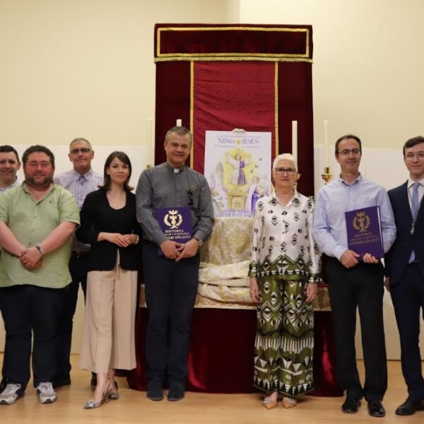 La Cofradía del Niño Jesús dona libros que relatan su historia al Ayuntamiento de Puertollano y al Arcipreste local